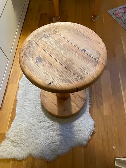 Designtorget runt träbord av Rainer GAUMILLER