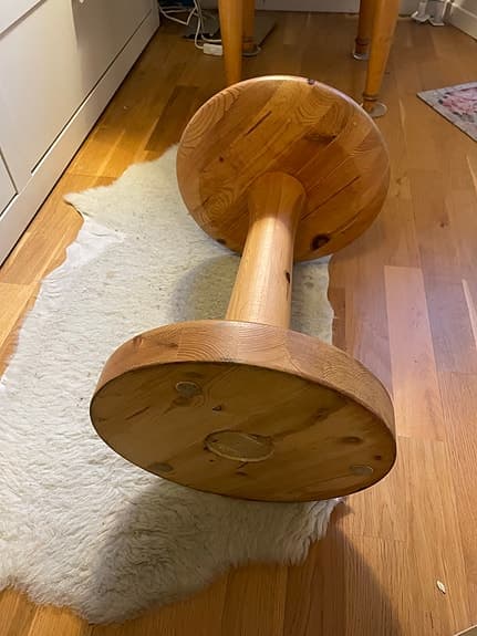 Designtorget runt träbord av Rainer GAUMILLER