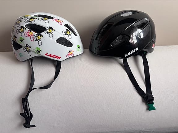 Lazer 2 cykelhjälmar barn svart och vit med cykelmönster