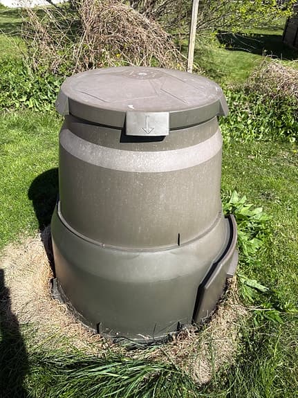Grön kompostbehållare med lock för trädgård