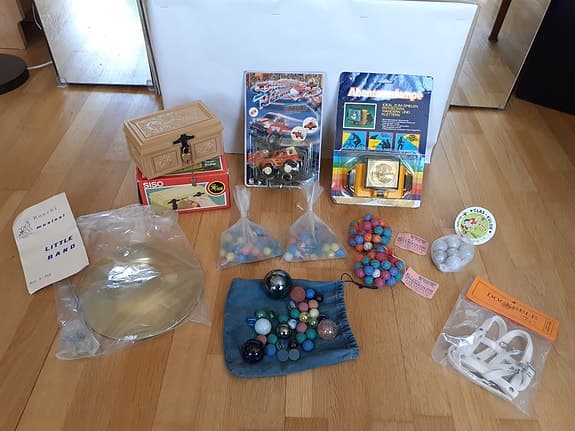 Div äldre leksaker. 1970-80's. Stenkulor, sparbössa, leksaksbil, pannlampa.