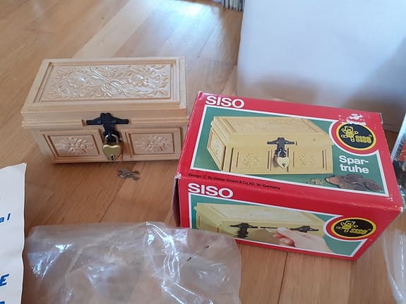 Div äldre leksaker. 1970-80's. Stenkulor, sparbössa, leksaksbil, pannlampa.