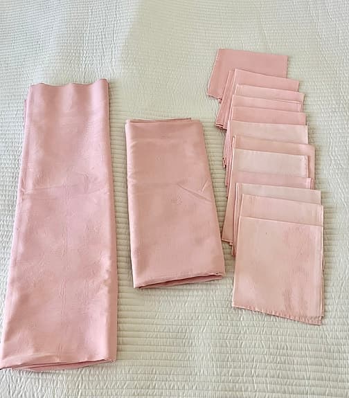 2 Rosa dukar med 12 servetter