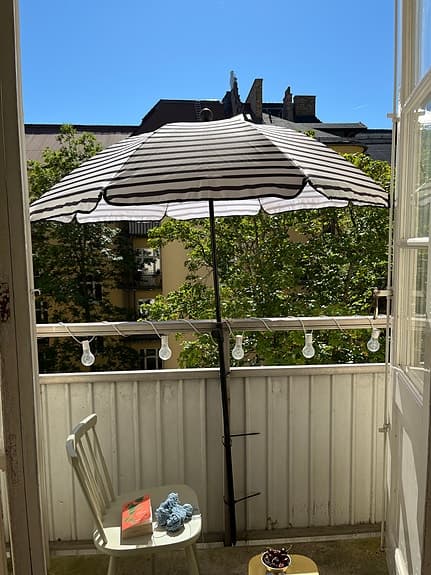 Jättefint parasoll i svart och vitt, randigt house doctor