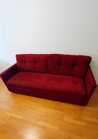 Röd bäddsoffa med extrasäng – praktisk och bekväm