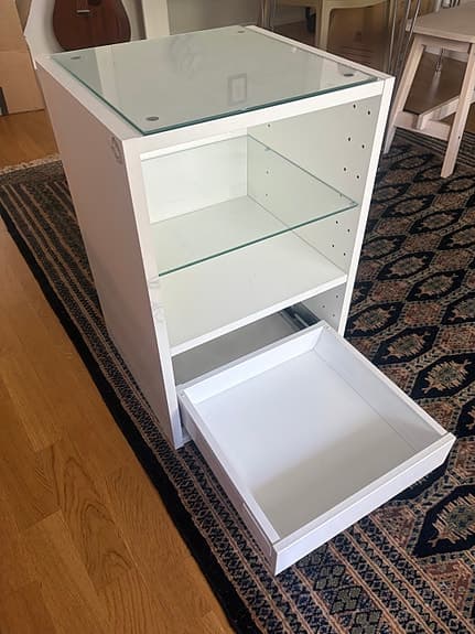 Vit hurts med glashylla och utdragbar låda, ikea