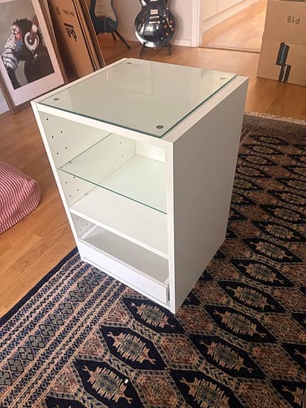 Vit hurts med glashylla och utdragbar låda, ikea