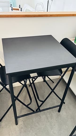 Litet matbord och stolar