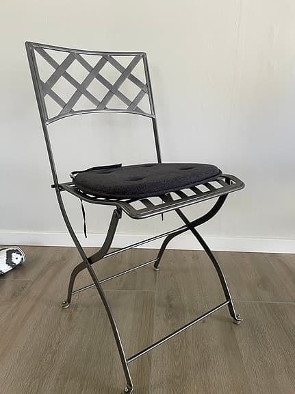 Två stolar i mörkgrå stål