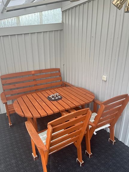Trädgårdsgrupp i trä med bord, soffa och två stolar