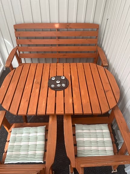 Trädgårdsgrupp i trä med bord, soffa och två stolar