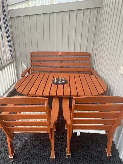 Trädgårdsgrupp i trä med bord, soffa och två stolar