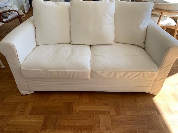 3+ 2sits soffor med tillhörande fotpallar med förvaring