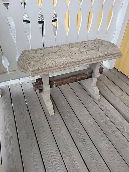 Parkbänkar i betong