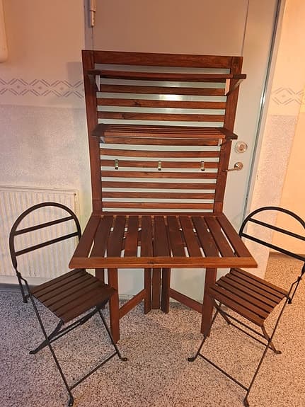 Äpplarö spaljé med slagbord och 2 stolar