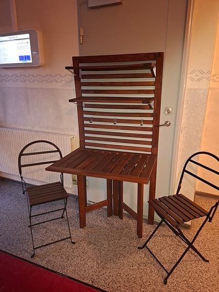Äpplarö spaljé med slagbord och 2 stolar