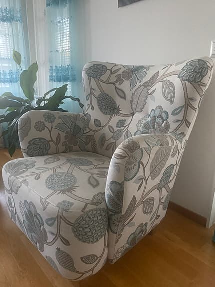 Vit Fåtölj med blåa blommor och växter