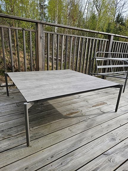 Stort loungebord utomhus