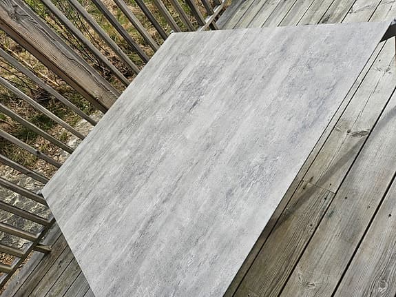 Stort loungebord utomhus