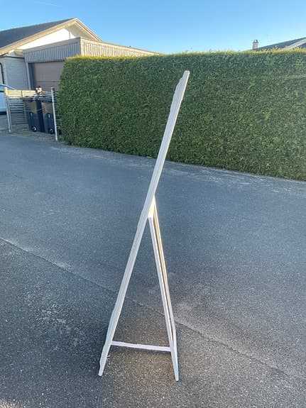 Elegant golvspegel i vitt
