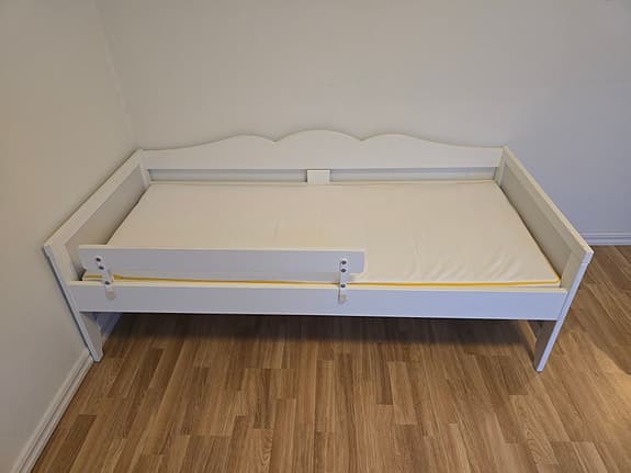 Juniorsäng från IKEA med madrass. 70×160 cm
