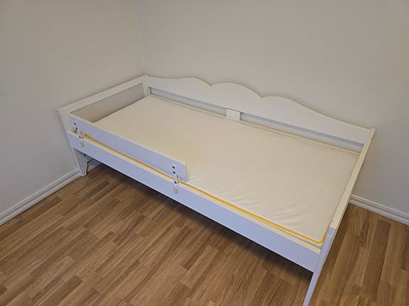 Juniorsäng från IKEA med madrass. 70×160 cm