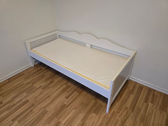 Juniorsäng från IKEA med madrass. 70×160 cm