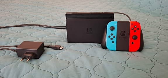 Nintendo Switch konsol med Joy-Con röd/blå