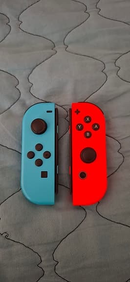 Nintendo Switch konsol med Joy-Con röd/blå