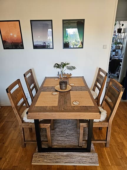 Matgrupp Woodenforge, matbord + 4st stolar - Nyskick!
