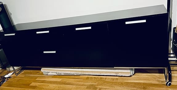 Svart, rubust och  halvblank träbyrå alt. Tv-bord