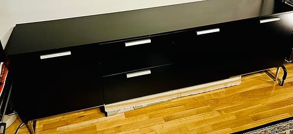 Svart, rubust och  halvblank träbyrå alt. Tv-bord