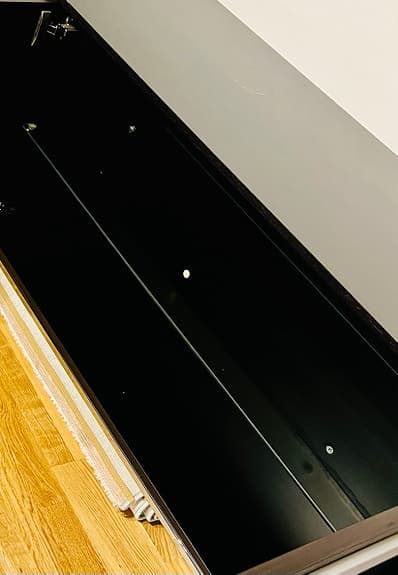 Svart, rubust och  halvblank träbyrå alt. Tv-bord