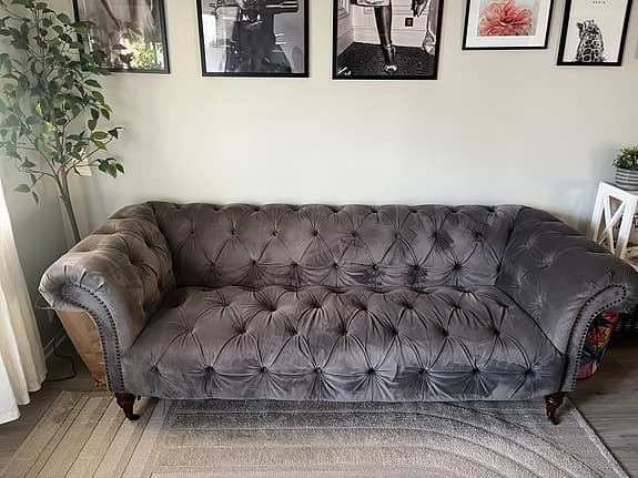 Grå chesterfield soffa i sammet