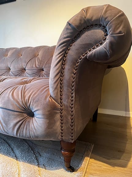 Grå chesterfield soffa i sammet