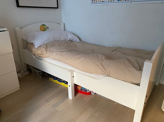 Juniorsäng, utdragbar 120-200 cm inkl madrass
