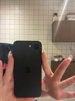 Apple iPhone 16 e128 GB svart