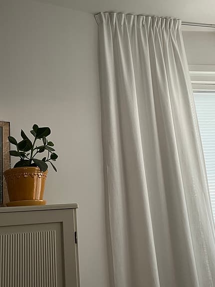 4 st härliga vita gardiner, 300 cm långa