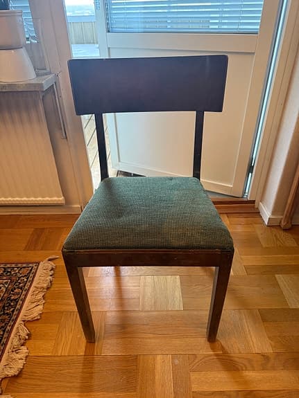 Äldre stol i teak
