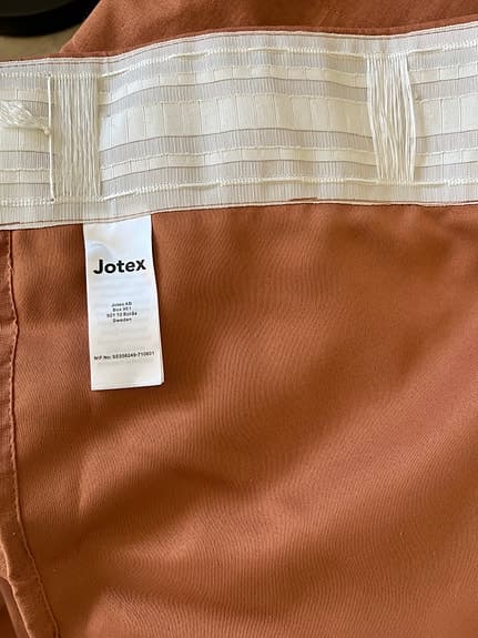 Jotex Melanie mörkläggningsgardin i linne rostbrun