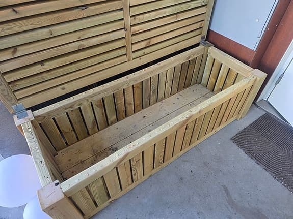 Trälåda / förvaringsbänk i trä