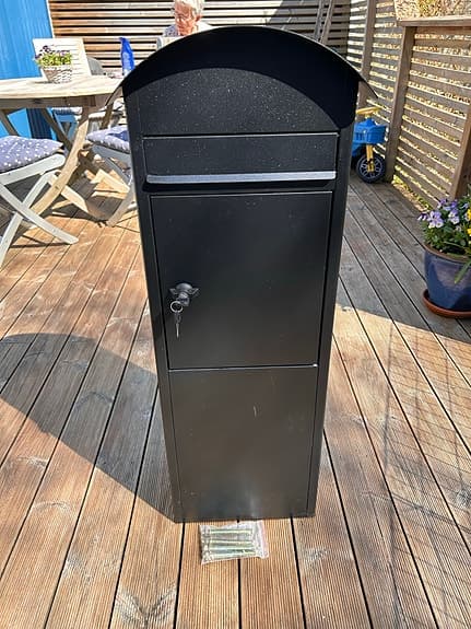 Svart paketpostlåda med lås