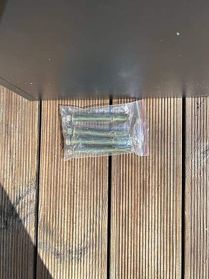 Svart paketpostlåda med lås