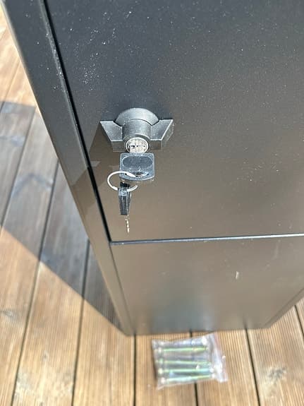 Svart paketpostlåda med lås