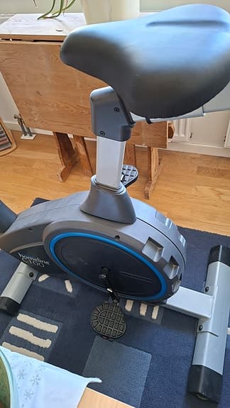 Motionscykel med justerbart styre och sadel