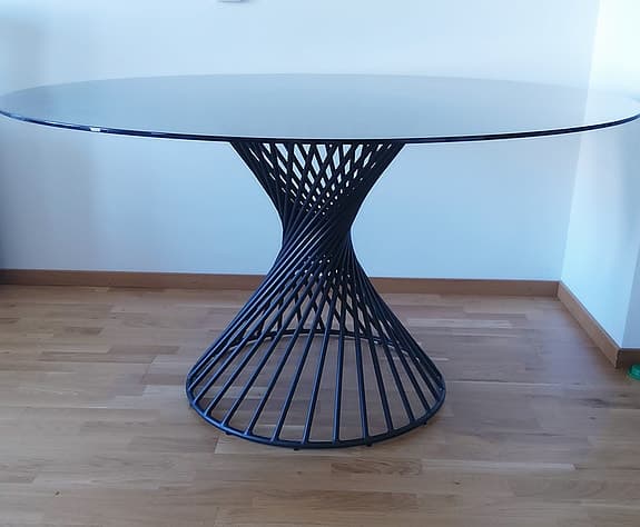 Runt glasbord med svart metallunderrede