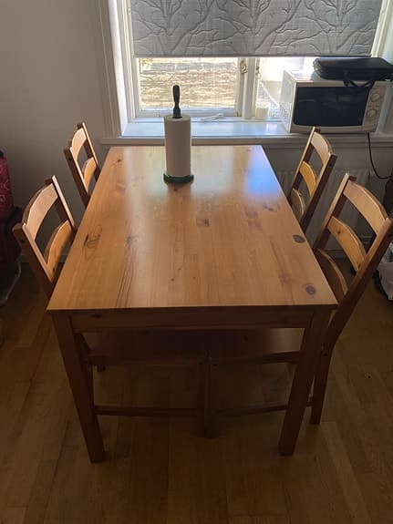 IKEA matbord med 4 stolar i trä