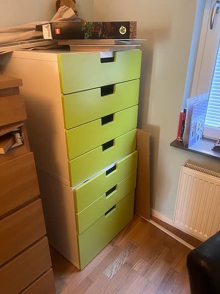 Säljer färgglada IKEA byråer med gröna fronter