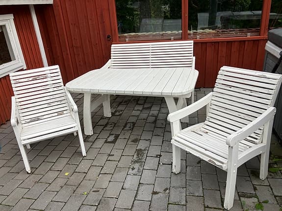 Vit trädgårdsgrupp med bord, soffa och två stolar