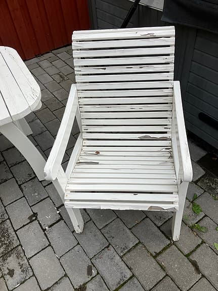 Vit trädgårdsgrupp med bord, soffa och två stolar
